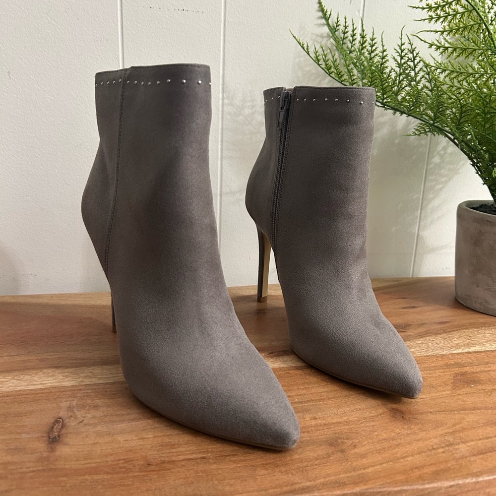 NEIMAN MARCUS (8) STUDDED GREY “MICRO SUEDE”, NWOT! BEAUTIFUL. NEVER WORN.